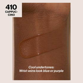 REVLON Fond de teint 410 Cappuccino texture sur la main