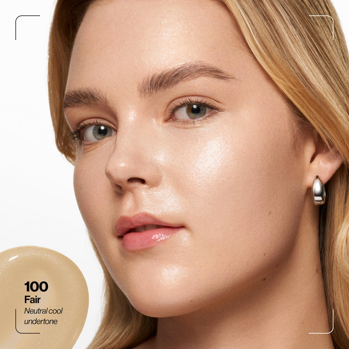 REVLON PhotoReady Lift + Fill Skin Tint 100 Fair texture sur le dos de la main