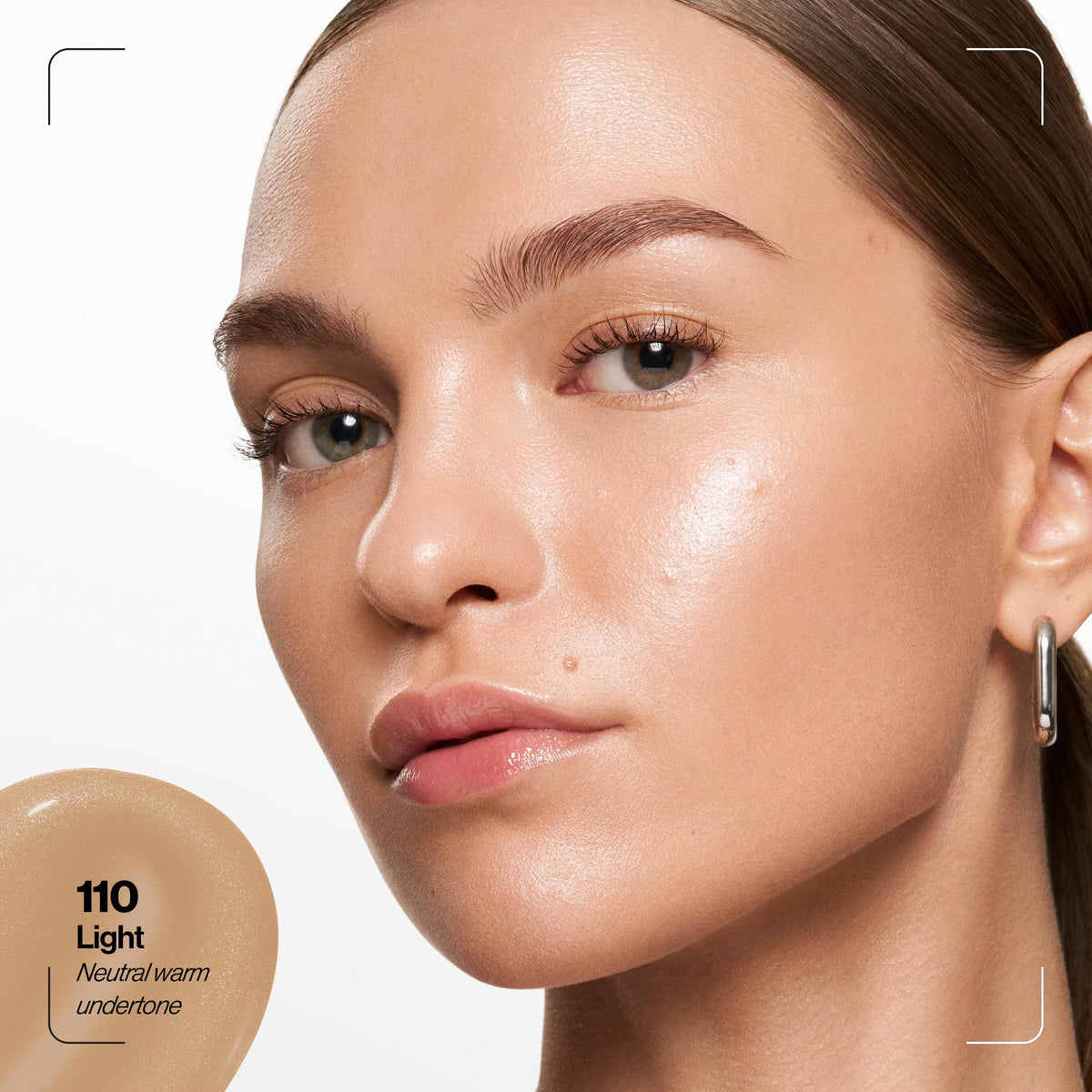 Revlon PhotoReady Lift + Fill Skin Tint 110 Light texture sur la main