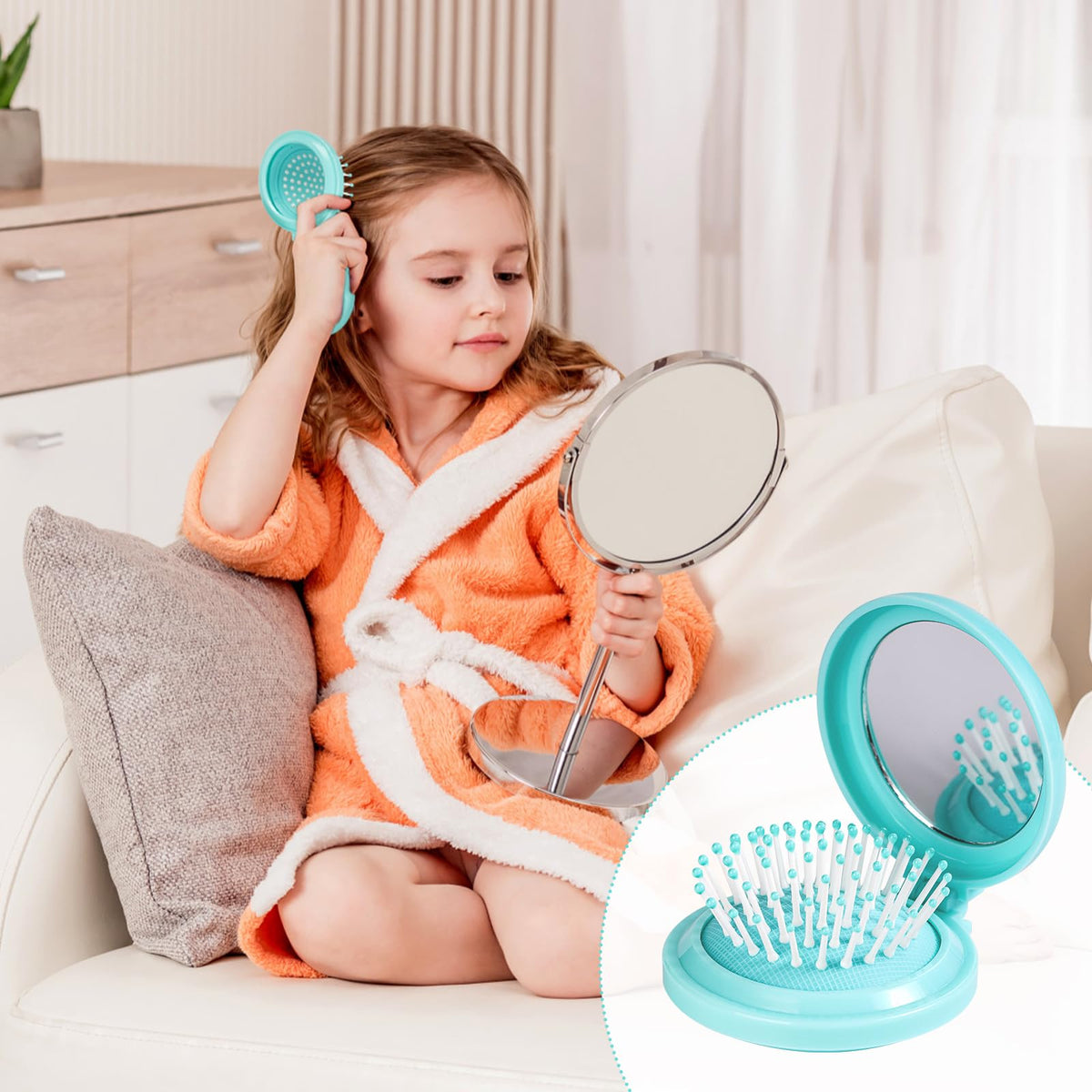 RHOS Brosse Pliable dans une main, illustrant sa taille compacte