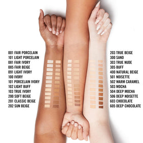 Rimmel 303 True Nude fond de teint sur une main