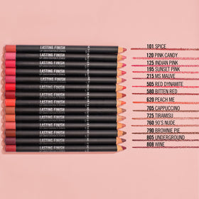 Rimmel Crayon à Lèvres 120 Pink Candy avec d'autres produits de maquillage