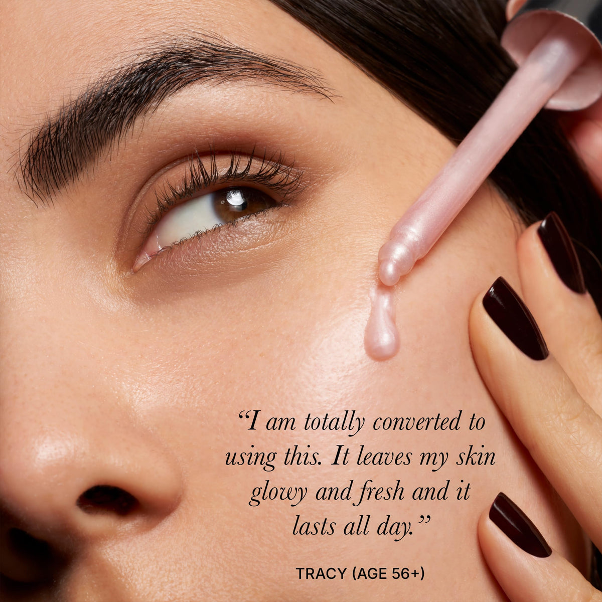 Rodial Soft Focus Glow Drops texture de sérum sur le dos de la main