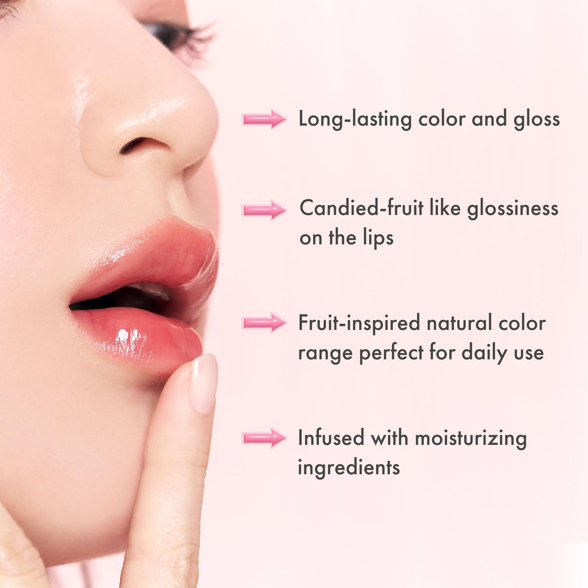 rom&nd Teinte Rosy Plum en application sur les lèvres