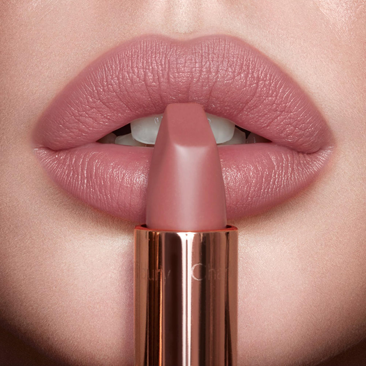 Rouge à Lèvres Charlotte Tilbury avec tube ouvert