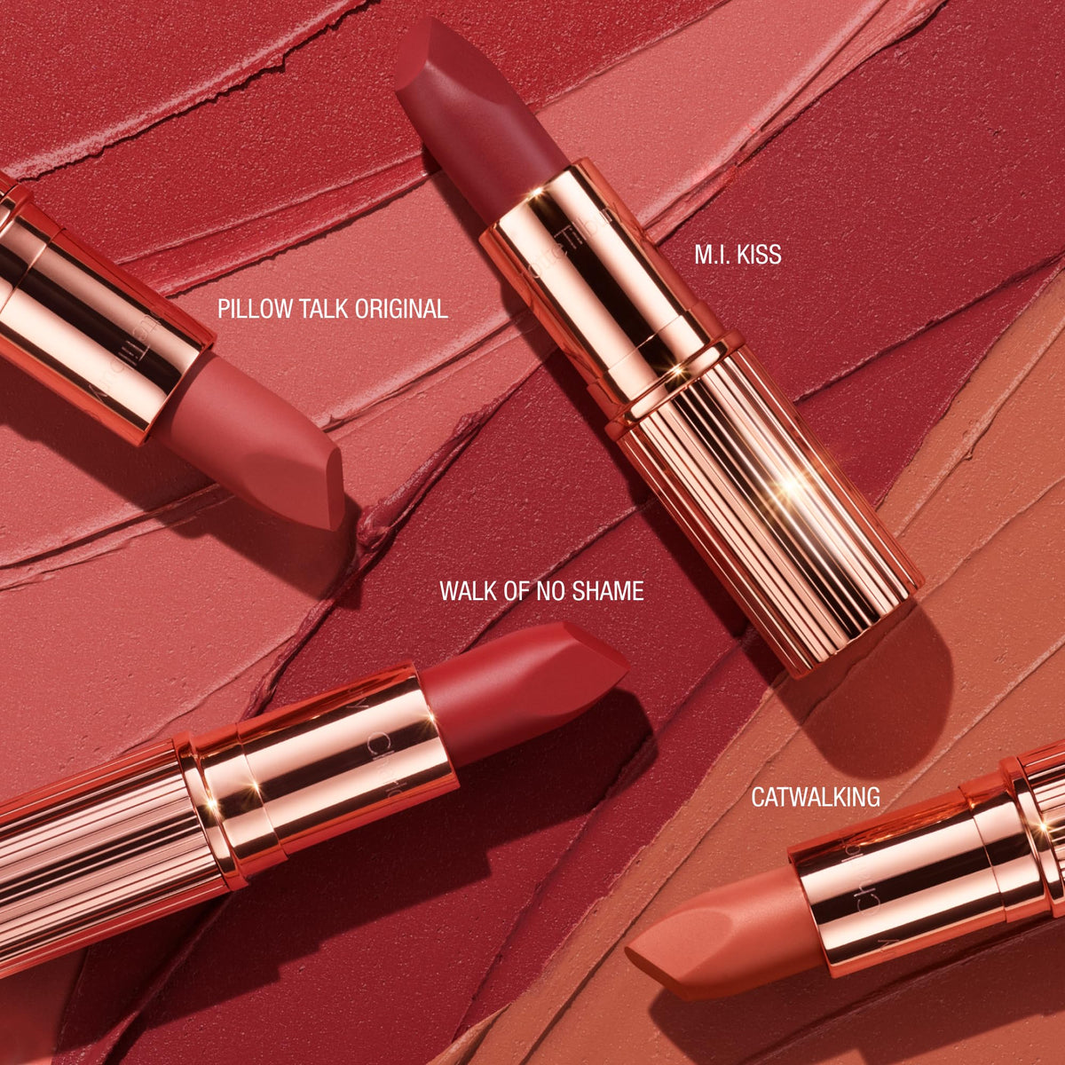Rouge à Lèvres Charlotte Tilbury Matte Revolution à côté d'un crayon Lip Cheat