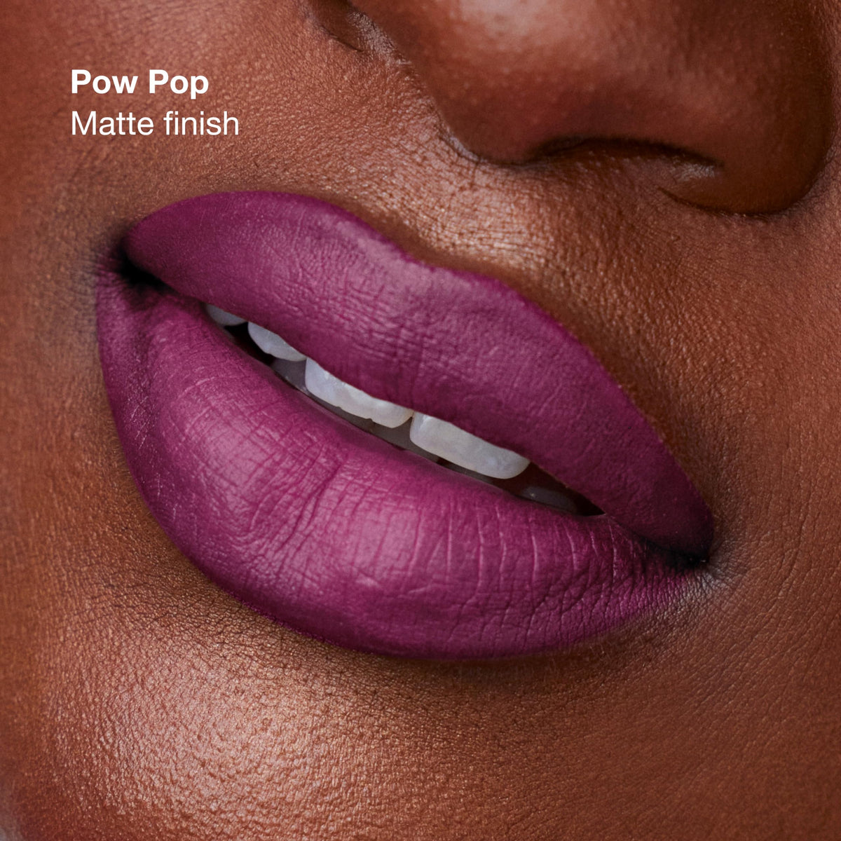 Rouge à lèvres Clinique Pop Longwear 32g sur table avec applicateur