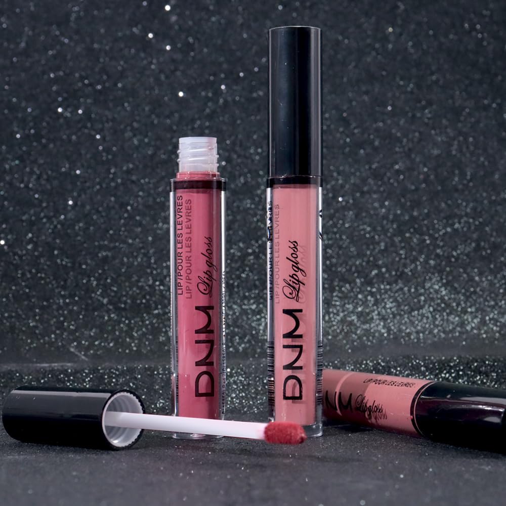 Rouge à lèvres evpct à côté de produits de maquillage
