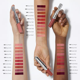 Rouge à lèvres Laka Perfect Twin Lip avec son applicateur en action