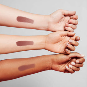 Rouge à lèvres MAC Matte Honeylove sur fond blanc