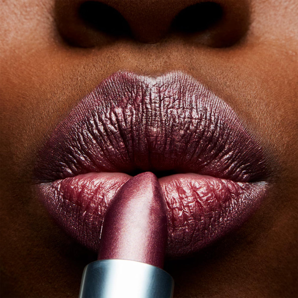 Rouge à Lèvres MAC Plum Dandy appliqué sur les lèvres