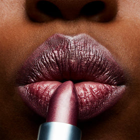 Rouge à Lèvres MAC Plum Dandy appliqué sur les lèvres