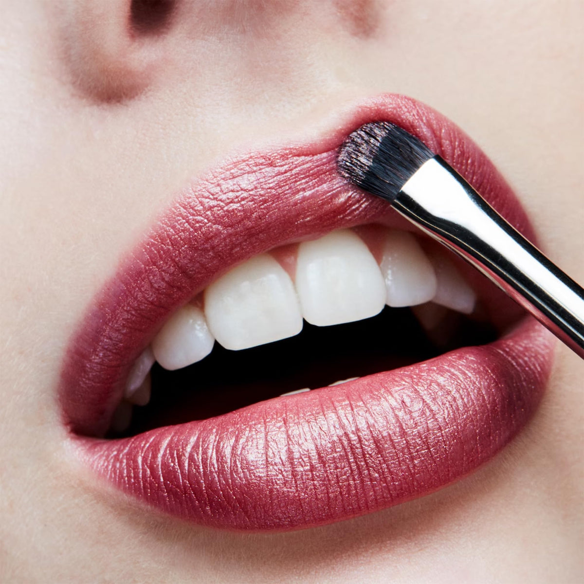 Rouge à Lèvres MAC Plum Dandy près d'un miroir