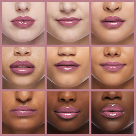 Rouge à Lèvres MAC Plum Dandy sur une table avec d'autres produits de beauté