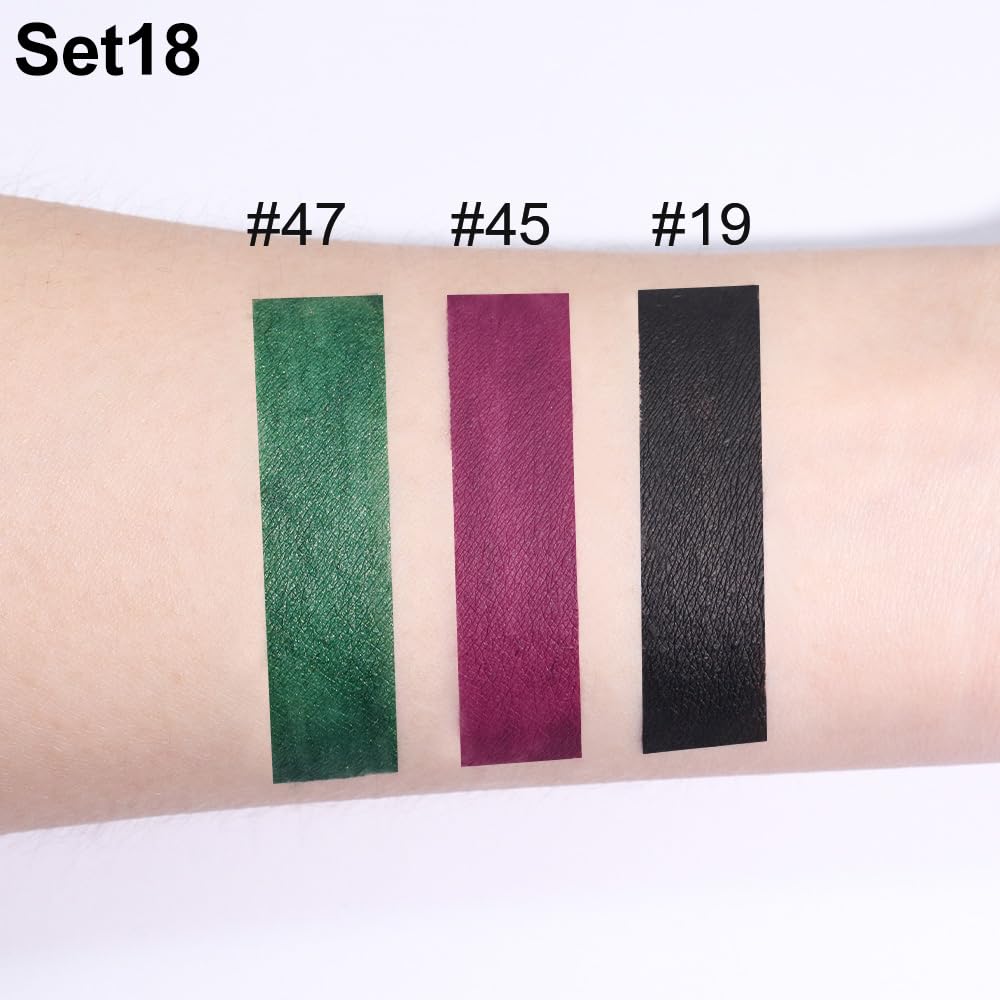Rouge à lèvres mat couleur noire evpct sur une surface blanche