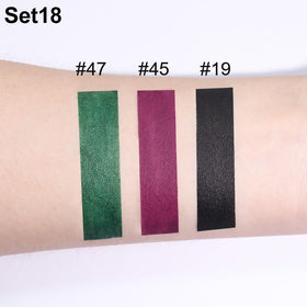 Rouge à lèvres mat couleur noire evpct sur une surface blanche