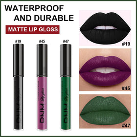 Rouge à lèvres mat couleur verte émeraude evpct sur une surface blanche