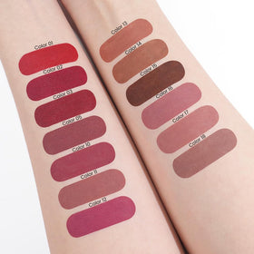 Rouge à lèvres mat evpct sur une trousse de maquillage