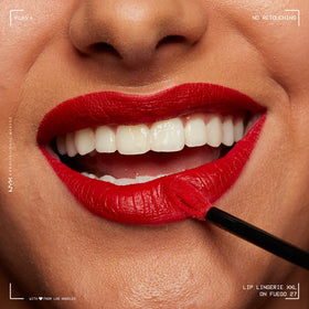 Rouge à lèvres NYX PROFESSIONAL MAKEUP Lip Lingerie XXL On Fuego en situation avec un maquillage complet