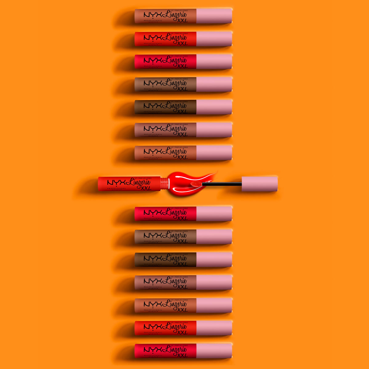 Rouge à lèvres NYX PROFESSIONAL MAKEUP Lip Lingerie XXL On Fuego sur une table avec d'autres produits de beauté