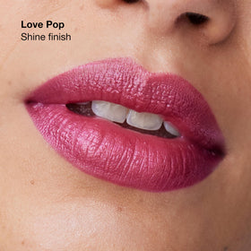 Rouge à Lèvres Pop Clinique couleur intense, application sur lèvres
