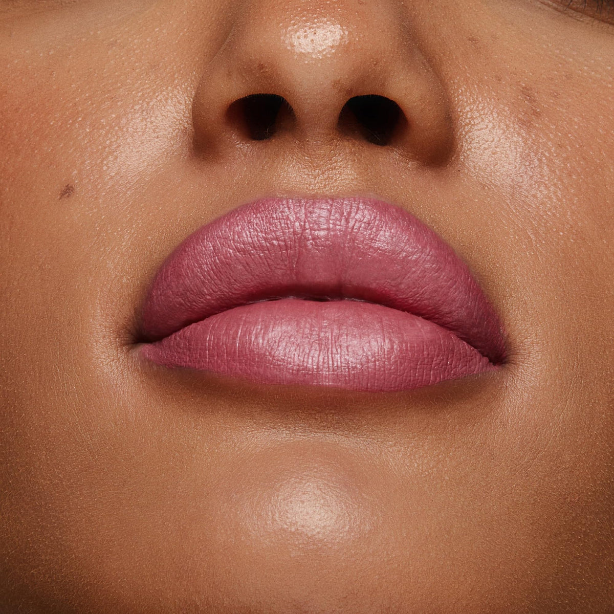 Rouge à lèvres stila Stay All Day® avec autres produits stila en arrière-plan