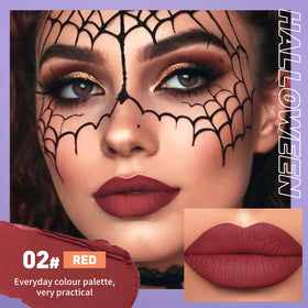 Rouge à lèvres violet QiBest, mise en scène sur fond neutre
