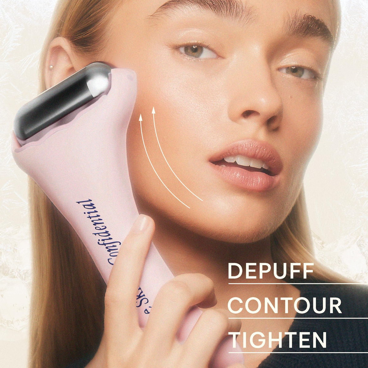 Rouleau de Glace The Skinny Confidential posé sur une surface plane