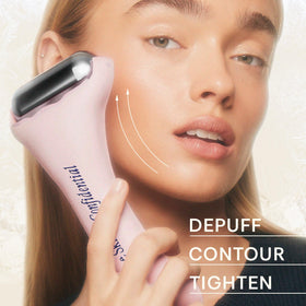 Rouleau de Glace The Skinny Confidential posé sur une surface plane