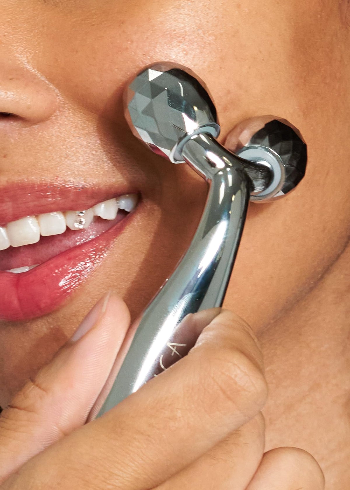Rouleau facial Pacifica sur un fond de produits de beauté