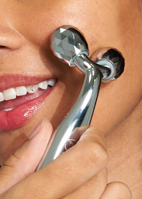 Rouleau facial Pacifica sur un fond de produits de beauté