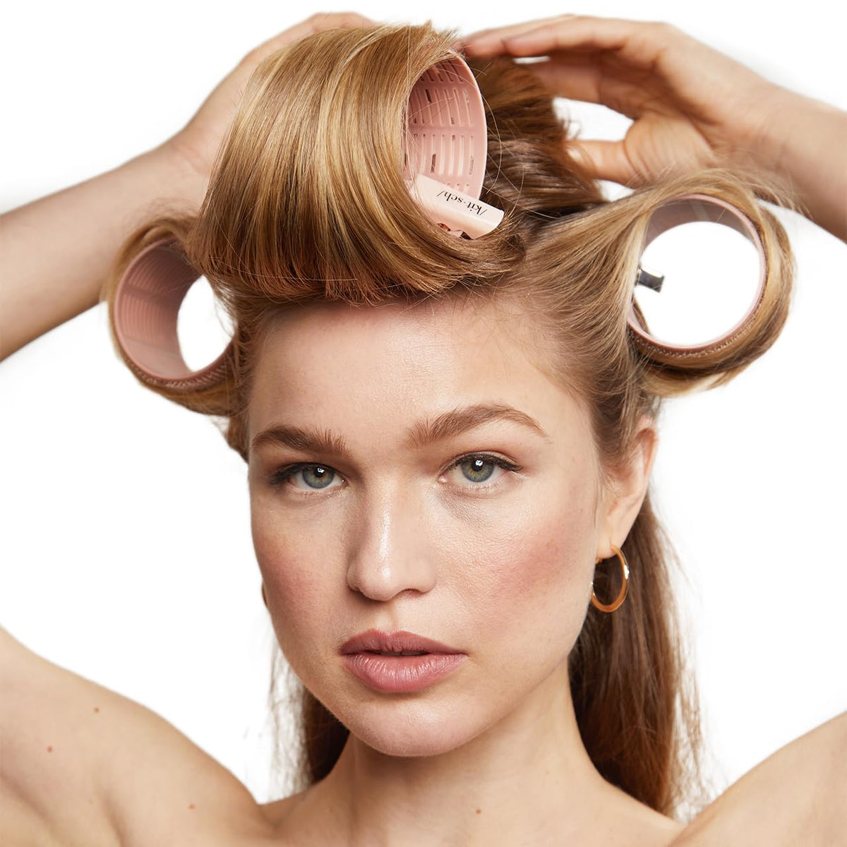 Rouleaux de cheveux Kitsch en céramique sur une coiffeuse