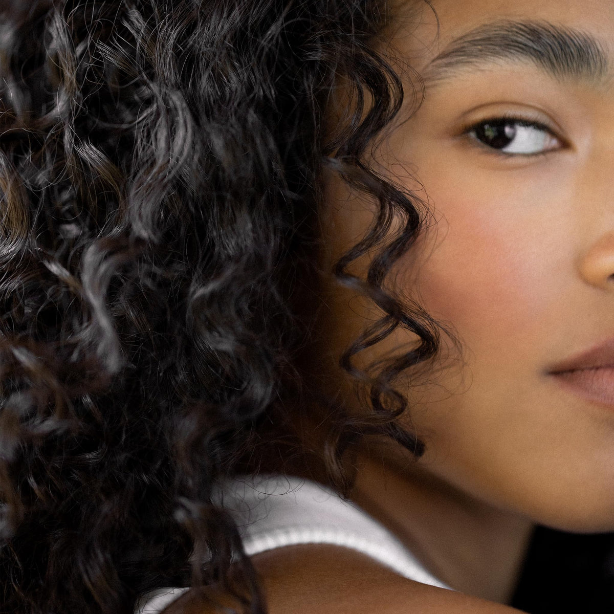 RŌZ Foundation Conditioner application on hair