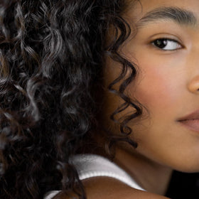 RŌZ Foundation Conditioner application on hair