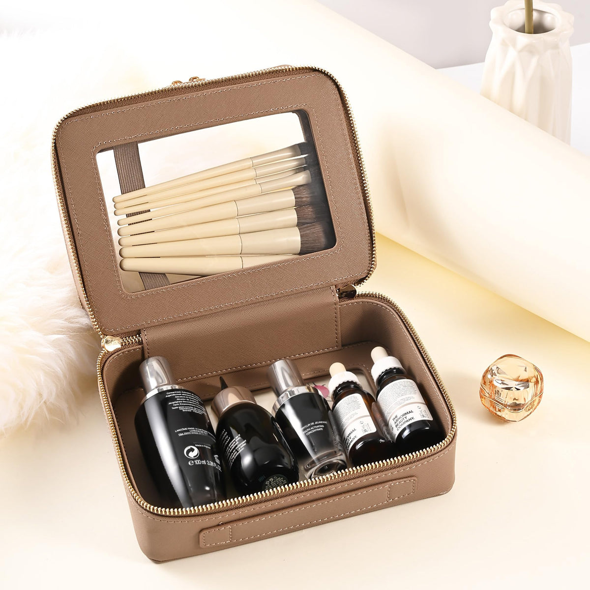 Sac à maquillage Aveniee en situation sur une coiffeuse avec divers produits de maquillage