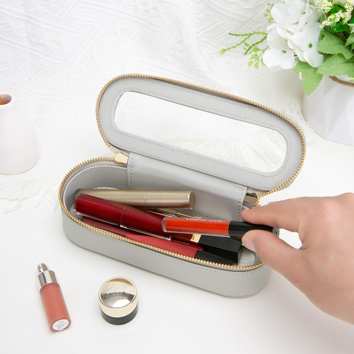 Sac de maquillage Aveniee rempli de pinceaux et cosmétiques