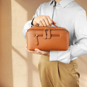 Sac de maquillage Divvia en situation de voyage sur une valise