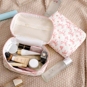 Sac de maquillage uekeboag en situation de voyage dans une valise