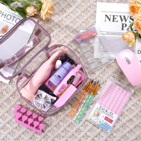 Sac de rangement rose contenant les outils de manucure