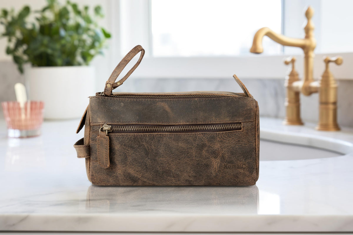 Sac de toilette KomalC sur un fond de voyage élégant