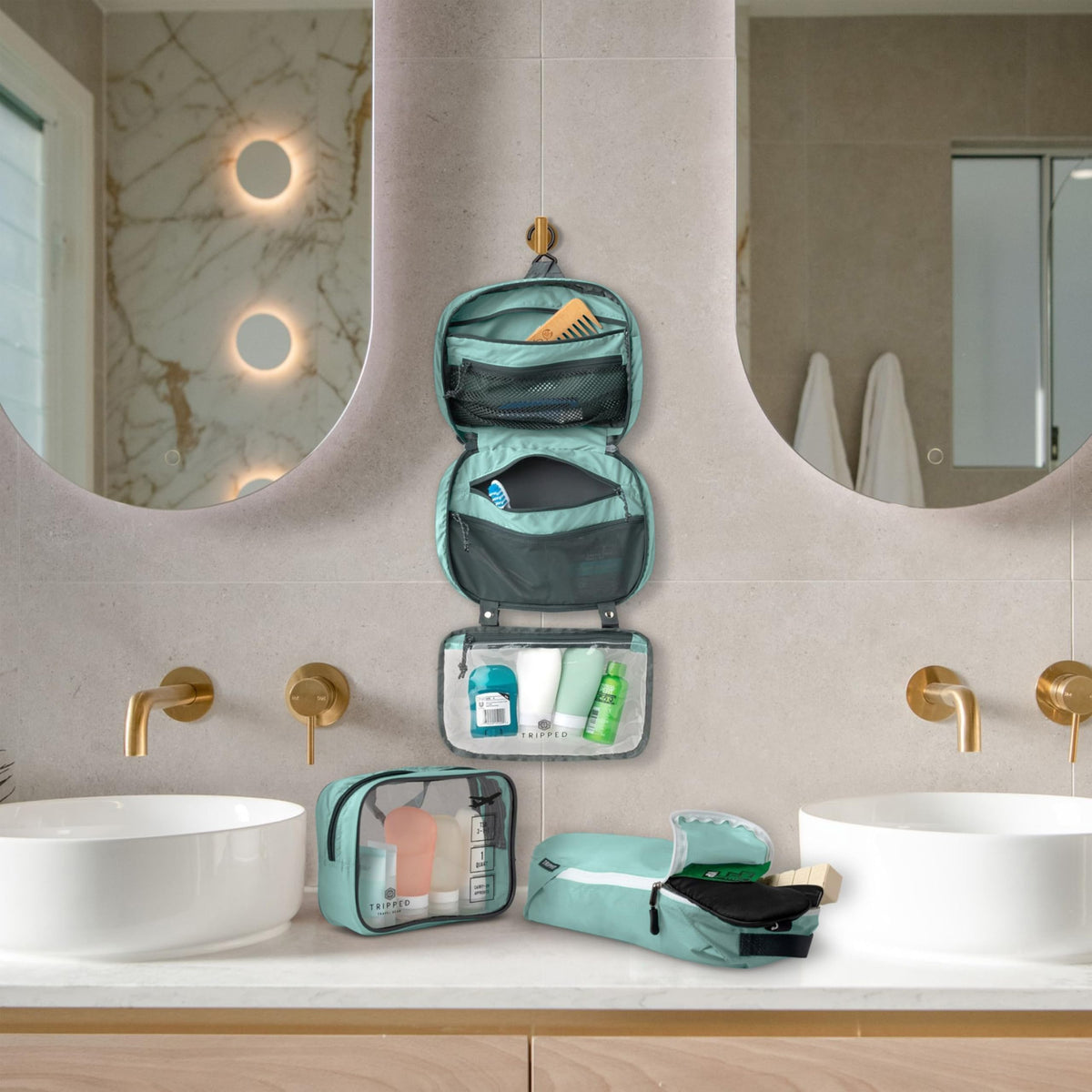 Sac de toilette TRIPPED suspendu dans une salle de bain