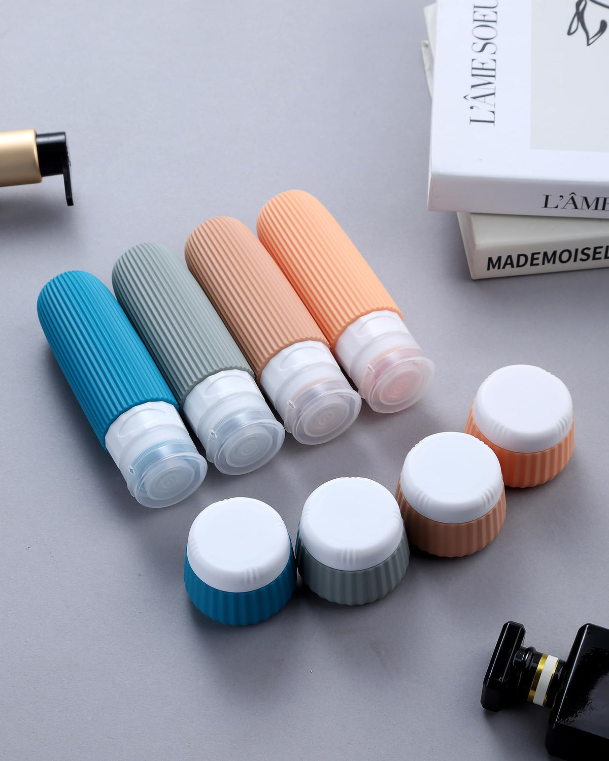 Sac transparent contenant le kit de voyage Mrsdry