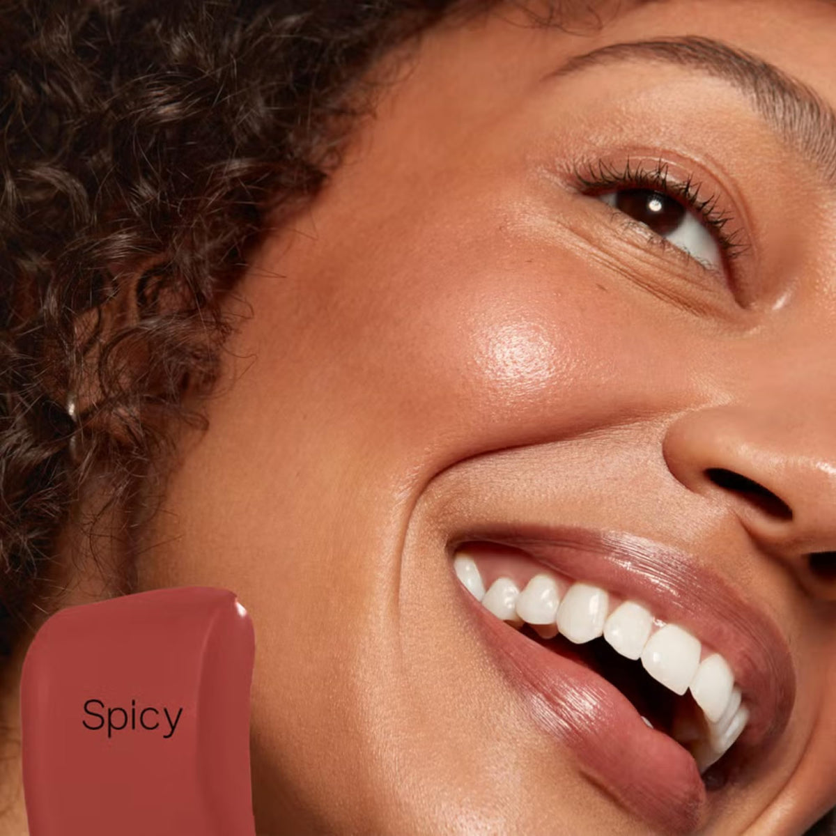 Saie Dew Blush Liquide application sur la joue
