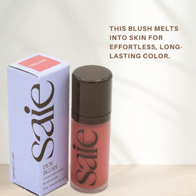 Saie Dew Liquid Blush 18g avec ingrédients naturels en arrière-plan
