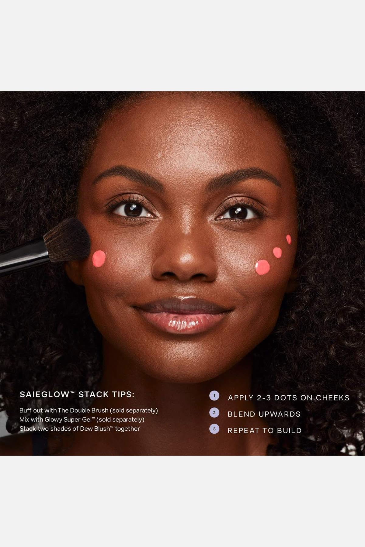 Saie Dew Liquid Blush Cutie sur table avec fleurs
