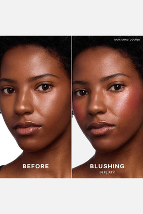 Saie Dew Liquid Blush Flirty en application sur les joues