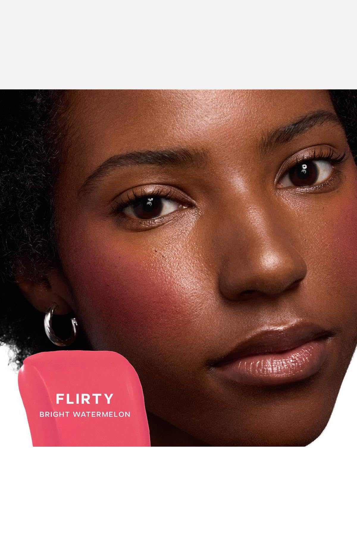 Saie Dew Liquid Blush Flirty texture crémeuse sur main