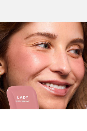 Saie Dew Liquid Blush Vegan texture crémeuse sur la main