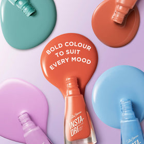 Sally Hansen Insta-Dri 489 sur une table de manucure