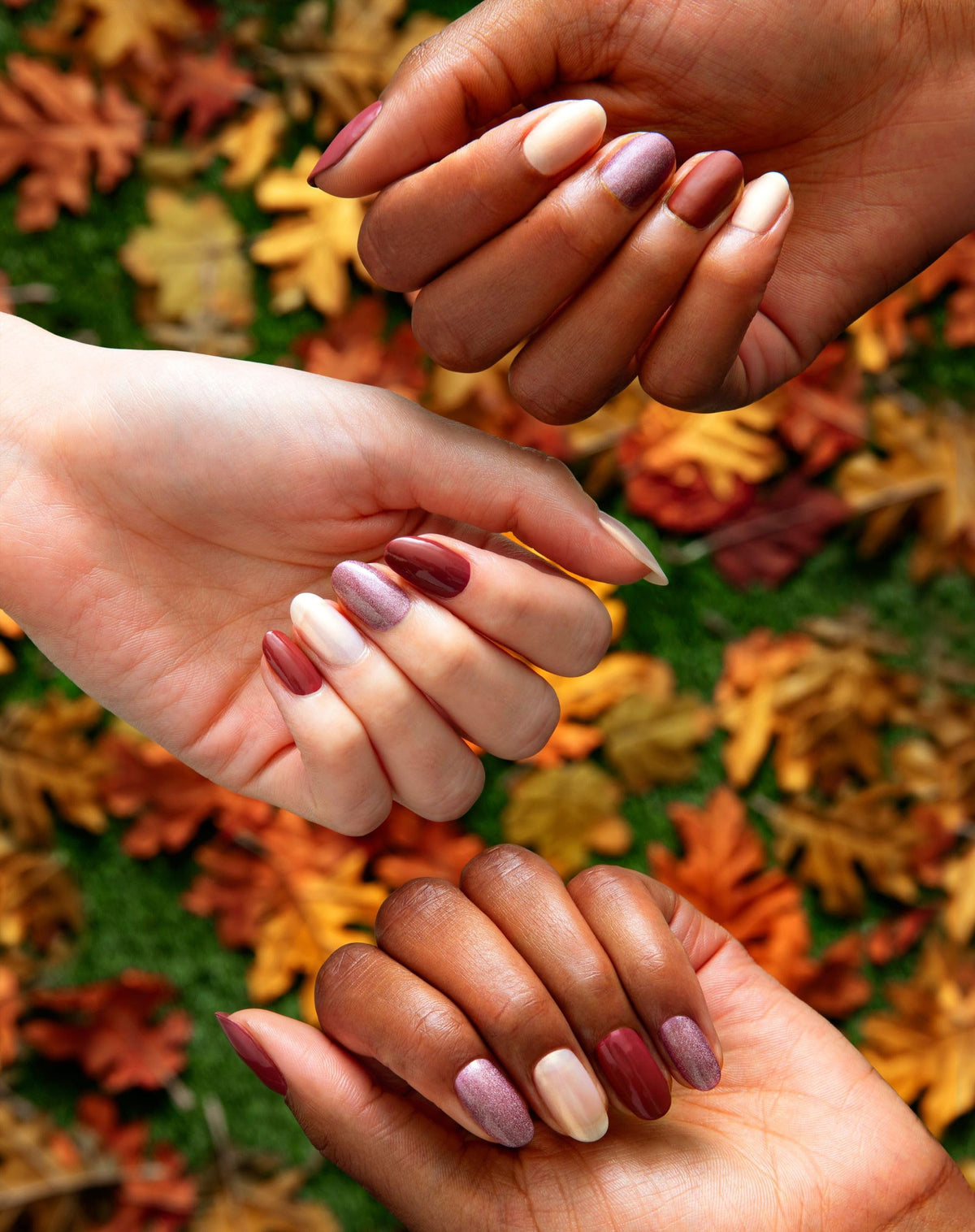 Sally Hansen Miracle Gel Vernis à Ongles Cabernet With Bae sur table